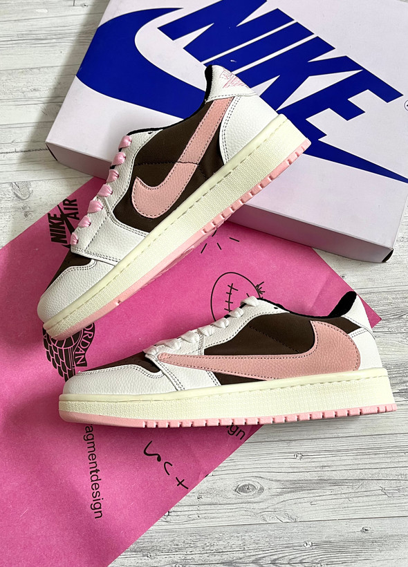 کتانی نایک ترویس سفید صورتی موکا